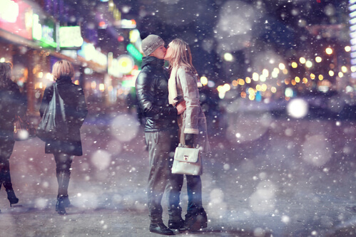 5 Reasons The Holiday Season Is The Best Time Of The Year To Meet Someone